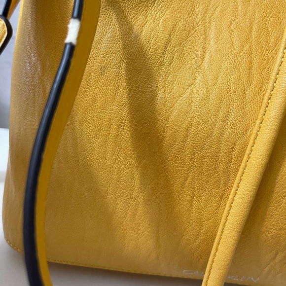 Calvin Klein yellow bucket bag - Picture 5 of 10